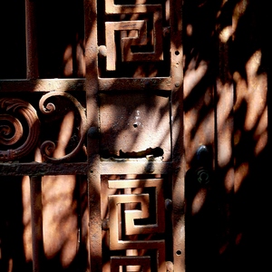 Eléments décoratifs géométriques de porte en métal - France  - collection de photos clin d'oeil, catégorie clindoeil
